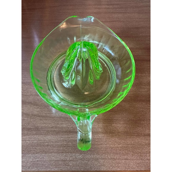 Vintage uranium glass juicer/reamer Round green by Cambridge - Picture 7 of 10